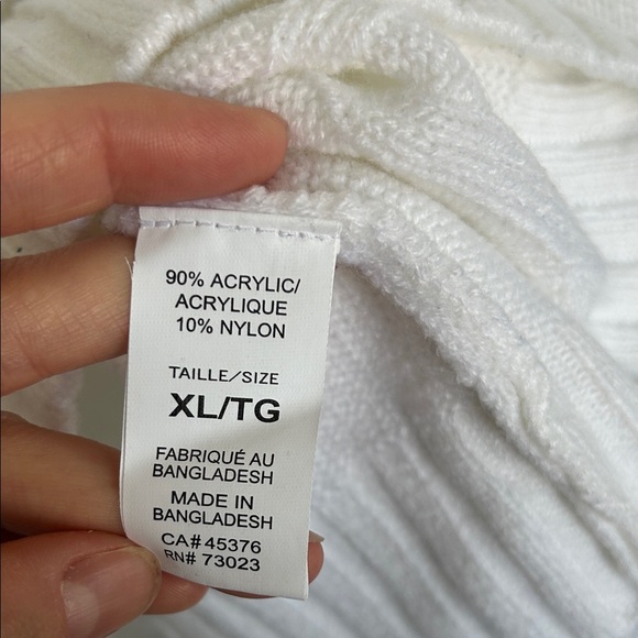 White V-Neck Cable Knit Sweater - Picture 3 of 6